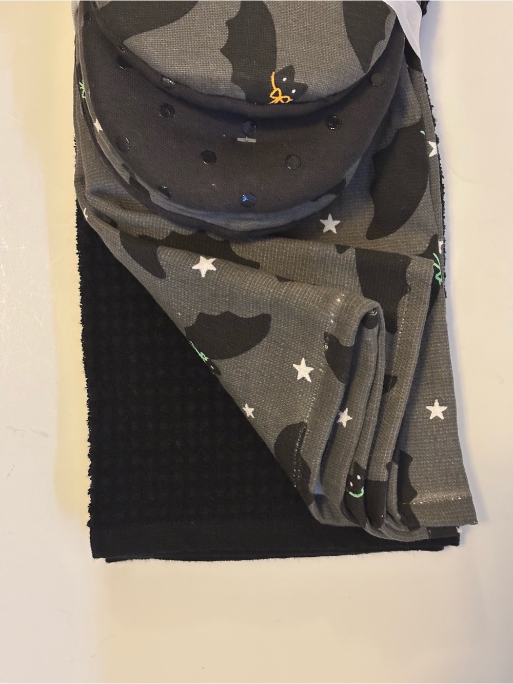 Rachel Zoe Halloween Kitchen Towels and Oven Mitt Set - Picture 3 of 3